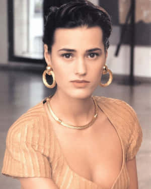 Elegance Personified: Yasmin Le Bon Wallpaper