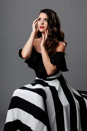 Elegant Beauty In Black And White Fashion Wallpaper