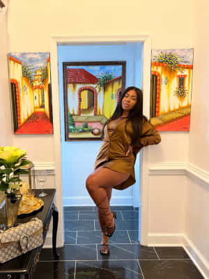 Elegant Black Woman Art Gallery Pose Wallpaper