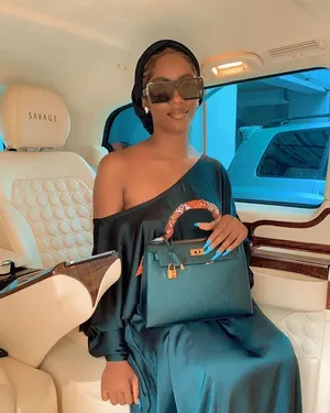 Elegant Black Woman Luxury Jet Setting Wallpaper