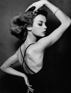 Elegant Blackand White Model Pose Wallpaper