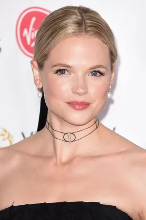 Elegant Blonde Celebrityat Event Wallpaper