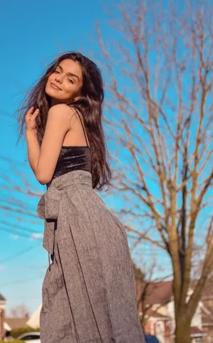 Elegant Casual Outdoor Portrait Wallpaper