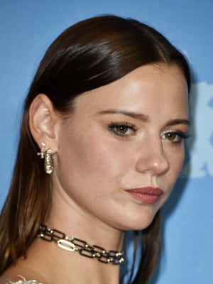 Elegant Celebrity Portraitat Event Wallpaper