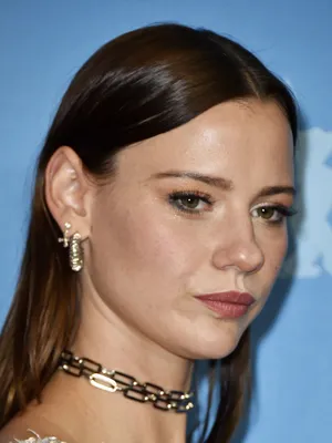 Elegant Celebrity Portraitat Event Wallpaper