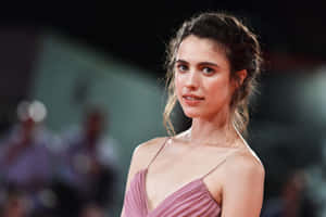 Elegant Celebrity Red Carpet Look Wallpaper