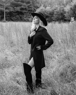 Elegant Countryside Fashion Portrait Wallpaper