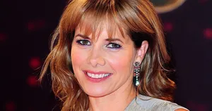 Elegant Darcey Bussell In A Dance Pose. Wallpaper