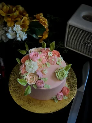 Elegant Floral Cake With Fresh Blooms Wallpaper