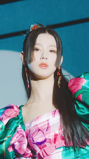 Elegant Floral Dress Kpop Star Wallpaper