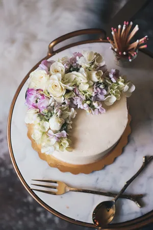 Elegant Floral Wedding Cake Wallpaper