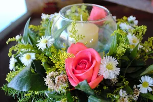 Elegant Floral Wedding Centerpiece Wallpaper