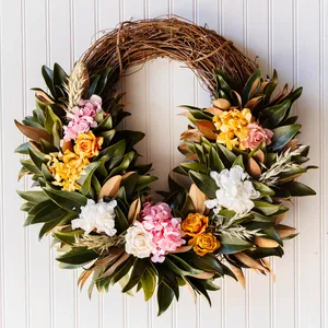 Elegant Floral Wreath Decoration Wallpaper