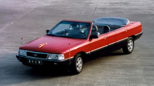 Elegant Hongqi Luxury Vehicle Wallpaper