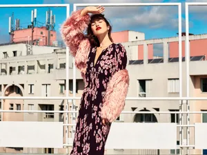 Elegant Model Exuding Confidence In A Chic Outfit Wallpaper