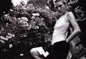 Elegant Modelin Floral Garden Blackand White Wallpaper