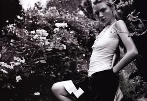 Elegant Modelin Floral Garden Blackand White Wallpaper