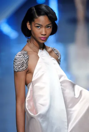 Elegant Modelon Catwalk Wallpaper