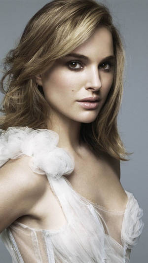 Elegant Natalie Portman In White Lacy Dress Wallpaper