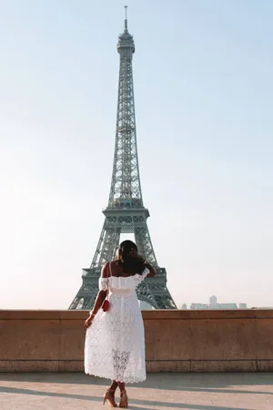 Elegant Parisian Getaway Wallpaper