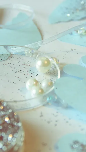 Elegant Pearlsand Glitter Decor Wallpaper