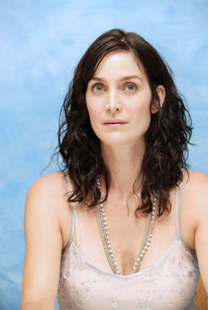 Elegant Portrait Carrie Anne Moss Wallpaper