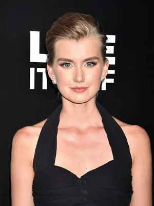 Elegant Portrait Isabel Durant Wallpaper