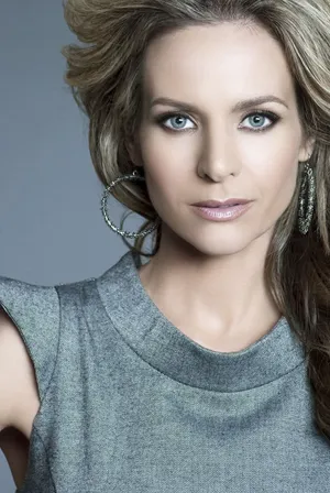 Elegant Portrait Jessalyn Gilsig Wallpaper