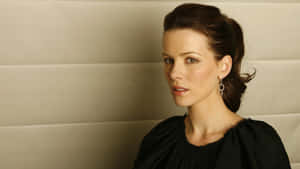 Elegant Portrait Kate Beckinsale Wallpaper