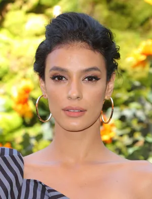 Elegant Portrait Laysla De Oliveira Wallpaper