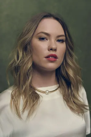 Elegant Portrait Woman Pearl Necklace Wallpaper