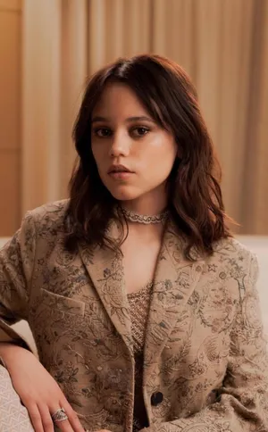 Elegant Portraitin Beige Tones Wallpaper