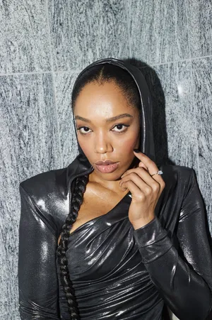 Elegant Portraitin Black Leather Wallpaper