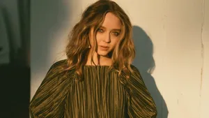 Elegant Portraitin Golden Light Wallpaper