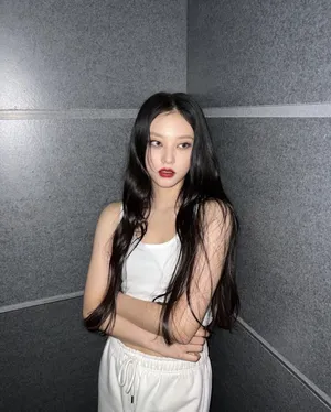 Elegant Portraitin Grey Backdrop Wallpaper