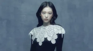 Elegant Portraitin Lace Top Wallpaper