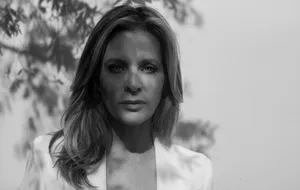 Elegant Portraitin Monochrome Wallpaper