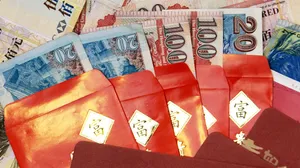 Elegant Red Envelope With Gold Decoration Wallpaper