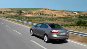 Elegant Renault Fluence In Motion Wallpaper