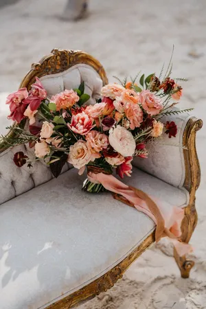 Elegant Roses Wedding Decor Wallpaper