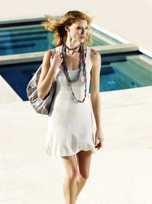 Elegant Summer Fashion Poolside Wallpaper