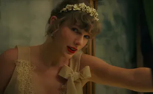 Elegant Vintage Inspired Portrait Wallpaper