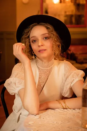 Elegant Vintage Portrait Woman Hat Wallpaper