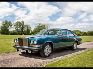 Elegant Vintage Rolls Royce Camargue In Pristine Condition Wallpaper