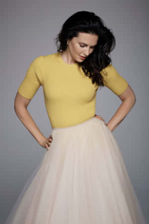 Elegant Yellow Topand Tulle Skirt Wallpaper