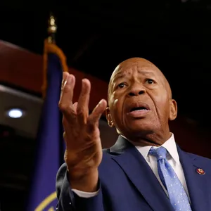 Elijah Cummings Raising His Hand Wallpaper