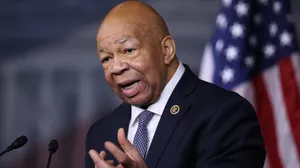 Elijah Cummings Speaking In Front Of American Flag Wallpaper
