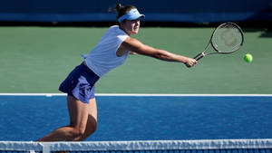 Elina Svitolina Diving To Receive Ball Wallpaper