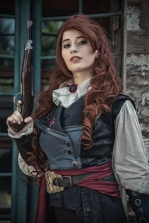 Élise De La Serre Poised For Action Wallpaper