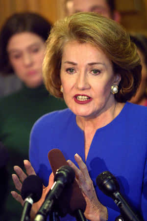 Elizabeth Dole With Media Personnels Wallpaper